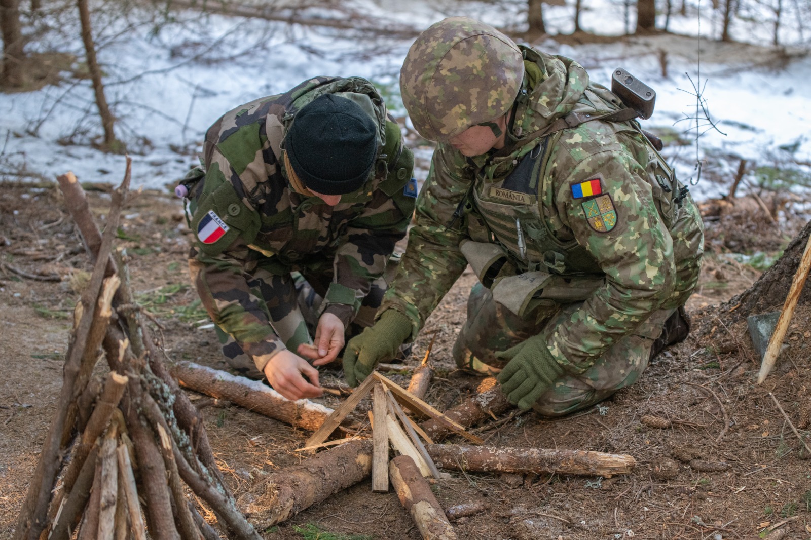 FOTO / VIDEO Am petrecut o zi de instrucție la cota 1.320, în tabăra militară de la Crinț, alături de cadeții de anul I: „E greu uneori, dar aici chiar începi armata”