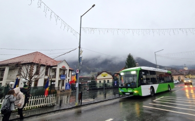 Rețeaua de autobuze școlare va fi extinsă în toate localitățile deservite de transportul metropolitan Sibiu. „Oamenii așteaptă să le ducem copiii în oraș, nu să îi lăsăm la margine”