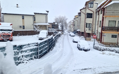 „Va ninge toată ziua. Cel mai mult a nins la Dumbrăveni și Bâlea Lac”. Autoritățile calculează peste o mie de tone de sare aruncate astă-noapte pe drumurile și străzile din Sibiu