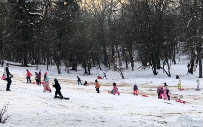 Parcul Sub Arini a devenit principala atracție a orașului. „Cum să nu te bucuri de atâta zăpadă?”