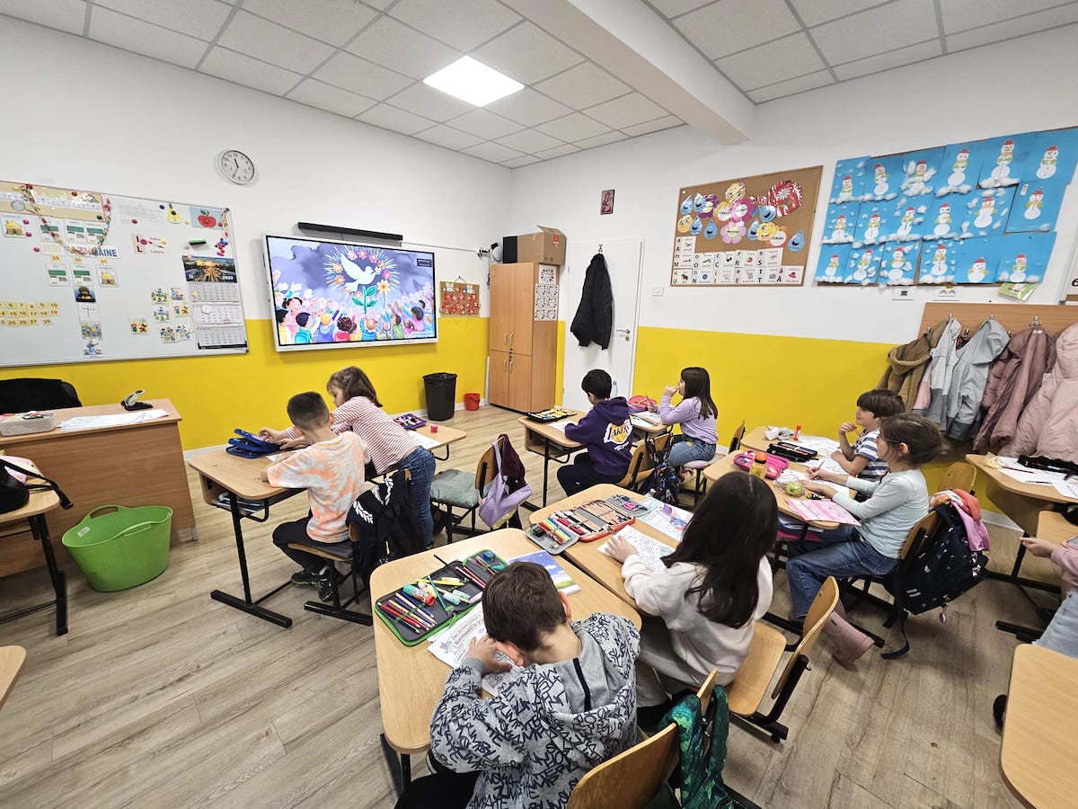 Elevii unei clase pregătitoare de la Școala „Nicolae Iorga” din Sibiu, implicați în activități dedicate nonviolenței. Învață despre bunătate și respect