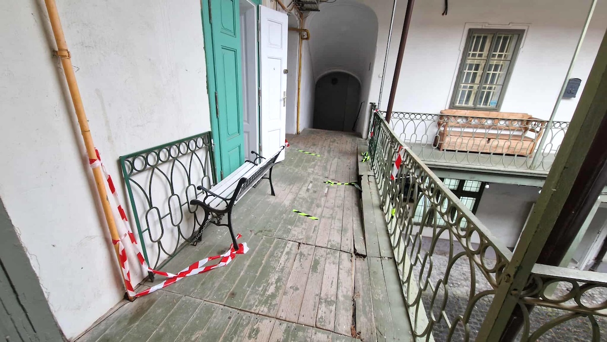 Monument istoric de importanță națională, aflat în centrul Sibiului, deteriorat de petrecăreți. Două dosare penale nu opresc distrugerile