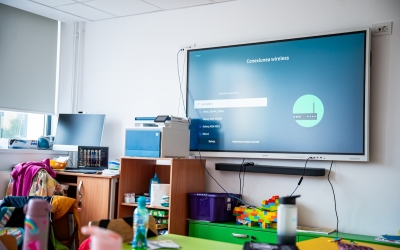 Investiții de peste 46 milioane de lei în școlile din Sibiu: „S-a semnat contractul pentru 330 de camere de videoconferință”