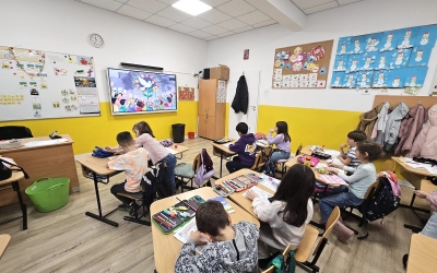 Elevii unei clase pregătitoare de la Școala „Nicolae Iorga” din Sibiu, implicați în activități dedicate nonviolenței. Învață despre bunătate și respect