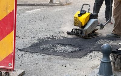 ”Capacele de canal bubuie la fiecare trecere de mașină!”. Primăria Cisnădie va verifica gurile de canalizare, în urma sesizărilor de la cetățeni