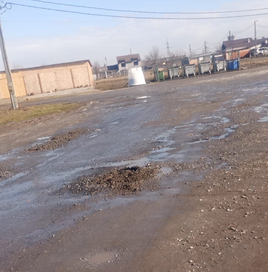 Drum neasfaltat și acces dificil pentru locuitorii de pe Strada Lacului din Avrig. Primarul Adrian David: Situația este complicată. Terenul nu este al orașului