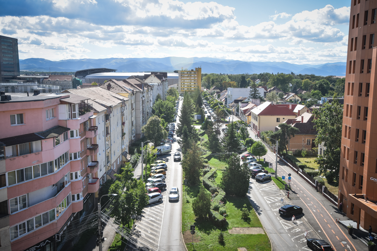 Mașinile noi n-ar avea loc: un consilier local propune lărgirea benzilor de circulație din zona Școlii de Înot prin reducerea spațiului verde. „Poate 10 – 15 cm”