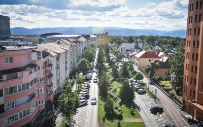 Mașinile noi n-ar avea loc: un consilier local propune lărgirea benzilor de circulație din zona Școlii de Înot prin reducerea spațiului verde. „Poate 10 – 15 cm”