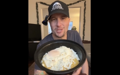 VIDEO Un american cu milioane de urmăritori gustă brânză cu mămăligă în New York: ”Sfatul meu: dacă ai un restaurant românesc aproape de tine, du‑te. Du‑te azi. Du‑te mâine. Du‑te poimâine”