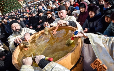 Sfinţirea apei de Bobotează va avea loc în faţa Catedralei Mitropolitane, nu în Piaţa Mare, din cauza vremii