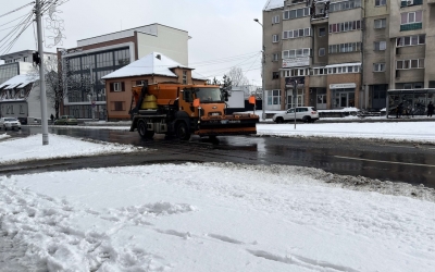 10 utilaje ale Primăriei Sibiu au fost în stradă duminică noapte. ”S-a lucrat și manual pentru curățarea scărilor, stațiilor de autobuz, trecerilor de pietoni și a trotuarelor”