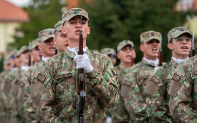 Românii, împărțiți în privința ideii de armată obligatorie: 49% la 47%. Aproape jumătate cred că ar trebui să avem relații economice mai apropiate cu Rusia