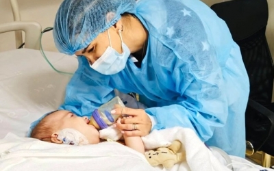 Fundația Polisano, o retrospectivă a proiectelor care schimbă vieți: Andrei a ajuns de la hospice la o inimă aproape reparată și în brațele mamei adoptive. Noi operații pe 14 ianuarie