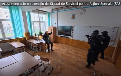 VIDEO. Exercițiu SAS Sibiu, la liceul Energetic: un părinte aflat în divorț a intrat în școală pentru a-și răpi copilul. S-a baricadat și a sechestrat mai multe persoane