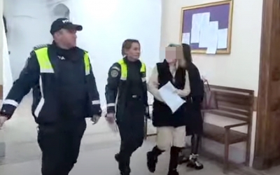 Sibianca acuzată că şi-a ucis mama pentru avere, dusă la Curtea de Apel Alba Iulia. Instanța decide dacă rămâne în arest preventiv