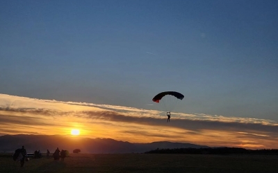 Cursuri gratuite de pilotaj și parașutism, pentru tinerii de până la 23 de ani, la Aeroclubul Teritorial Sibiu „Hermann Oberth” Sibiu. Înscrierile se fac până în 6 februarie