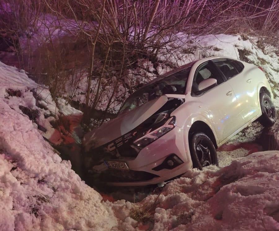 Un șofer străin a fost rănit după ce s-a pomenit cu mașina în șanț, lângă Copșa Mică. IPJ Sibiu: Nu a adaptat viteza la condițiile de drum