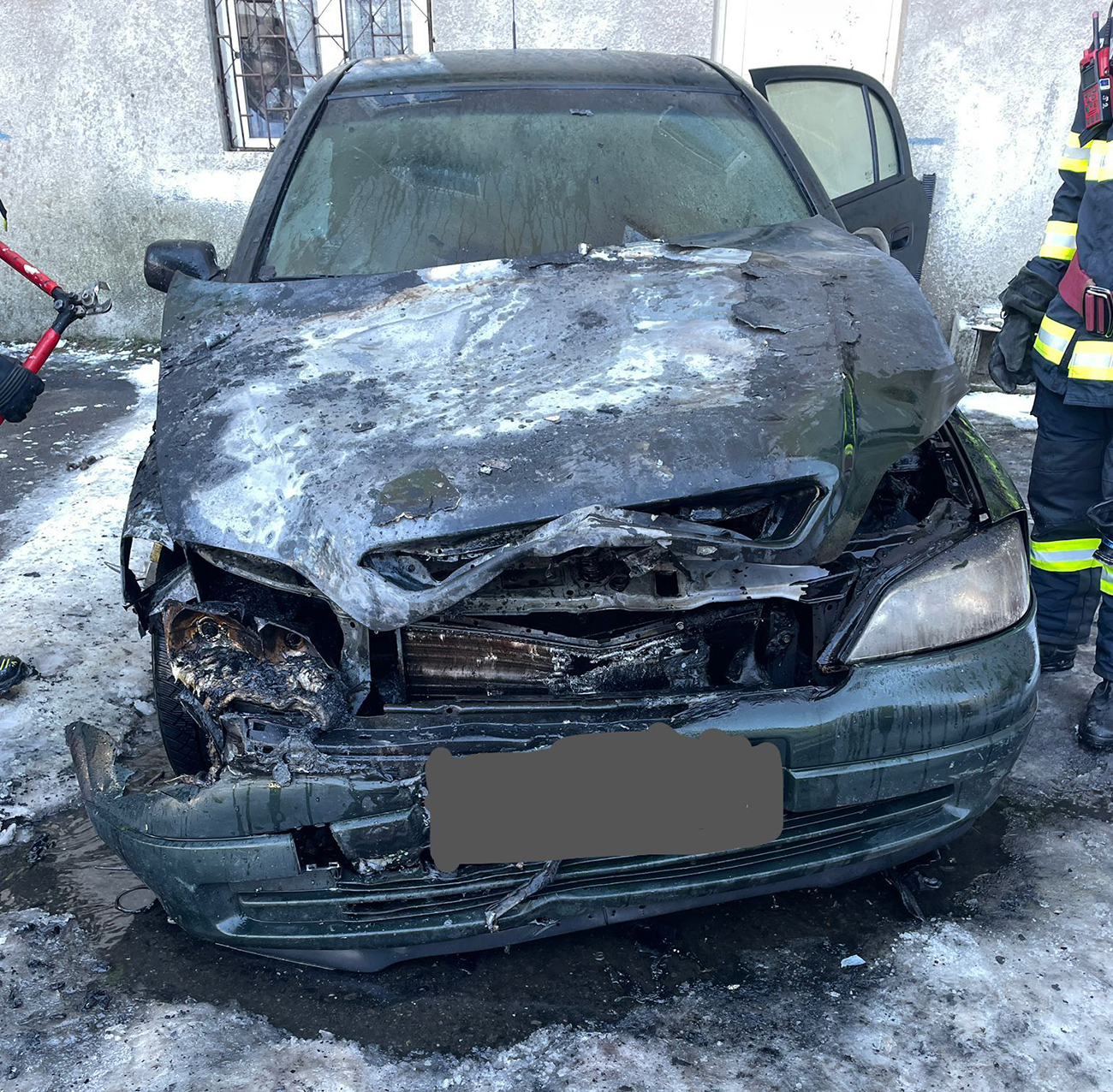 O mașină a ars pe Șoseaua Alba Iulia din cauza unui scurtcircuit produs la compartimentul motor