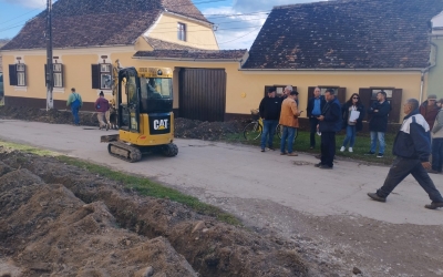 „Soluția este aproape ideală”. Lucrările la rețelele electrice din Biertan, deblocate parțial. Primar: Blocurile pentru contoare vor fi montate în interiorul curților