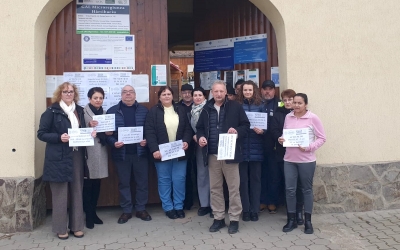 Funcționarii din primăriile comunelor protestează împotriva reducerilor de posturi și de salarii. Primar: „Dacă e nevoie vom tăia 10% din salarii. N-aș avea pe cine să dau afară”