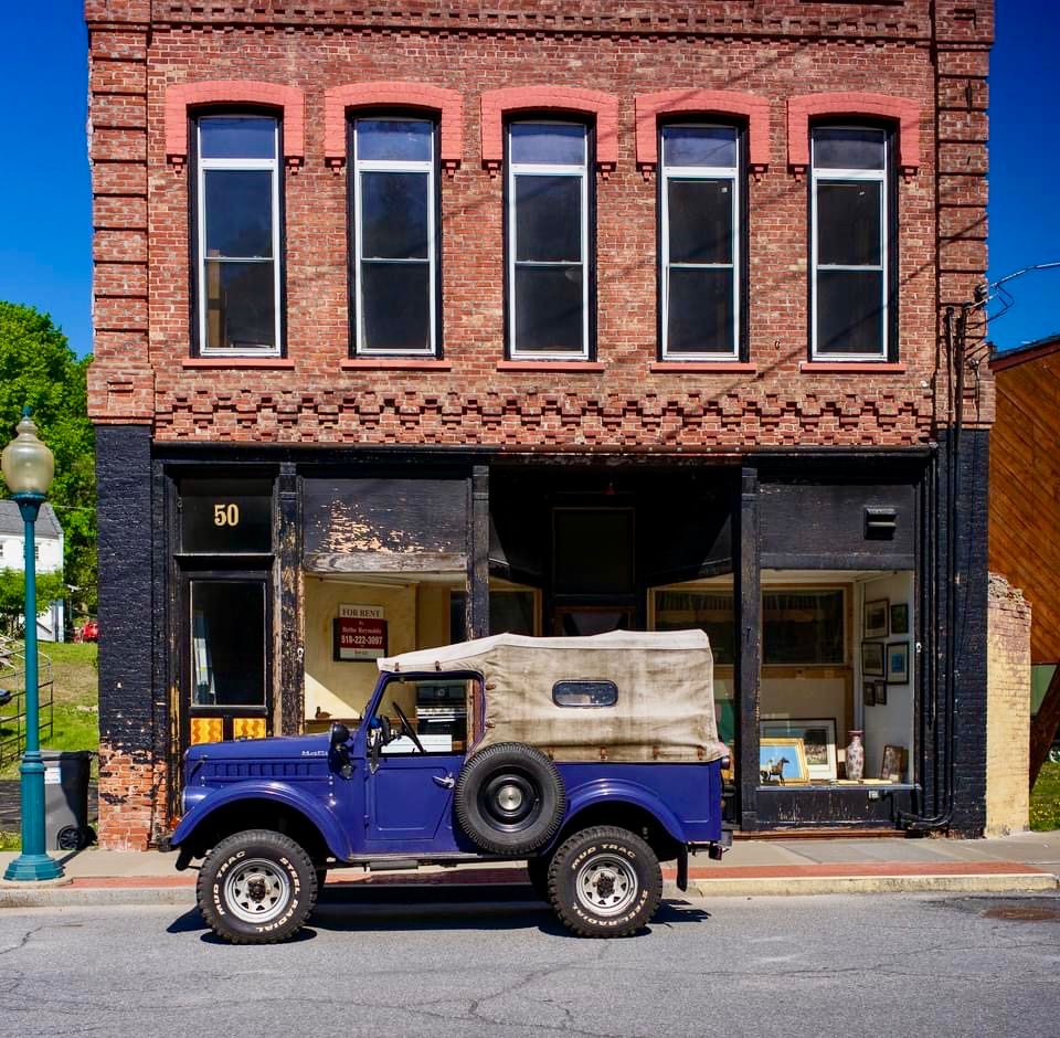 FOTO Un ARO din 69, luat din Avrig, ajunge la New York. Povestea din spatele unei poze de pe Facebook: Universitatea Yale, sașii din Sibiu, dragoste pentru români și muzică