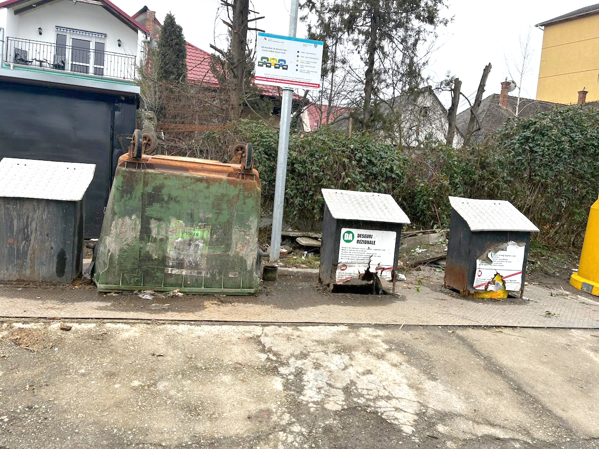 Platformele subterane de gunoi din Cisnădie nu mai funcționează. Viceprimarul: „Se poate observa calitatea slabă a materialelor folosite”