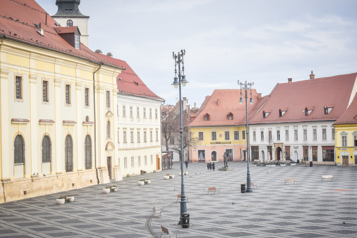 Știrile zilei: interviu cu noul manager al Muzeului Brukenthal, priveghiul politic al „noului” spital, un ARO din 76 ajunge din Sibiu la New York