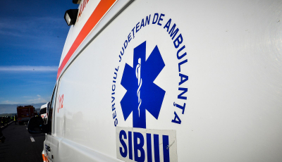 Un motociclist a fost transportat la spital după ce un șofer nu i-a acordat prioritate, pe o stradă din Mediaș