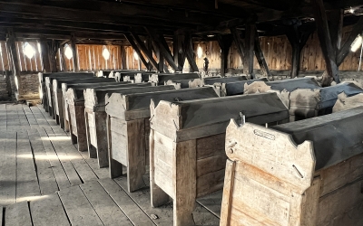 „Lăzile de vecinătate” din podul bisericii din „satul găinii”: oamenii își păstrau aici obiecte de valoare și provizii în caz de atac