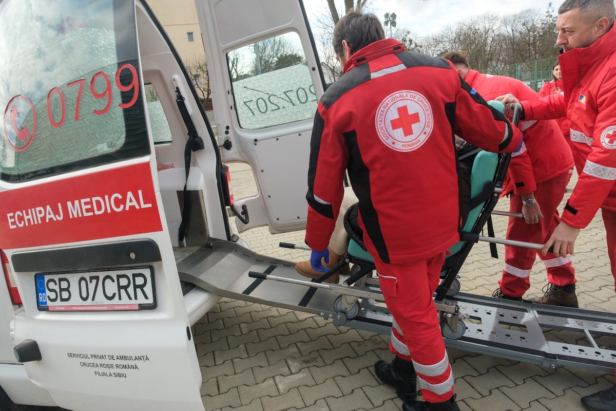 Crucea Roșie Sibiu lansează propriul serviciu privat de ambulanță cu trei mașini în flotă: „Vom oferi servicii complexe comunității, o parte gratuite”