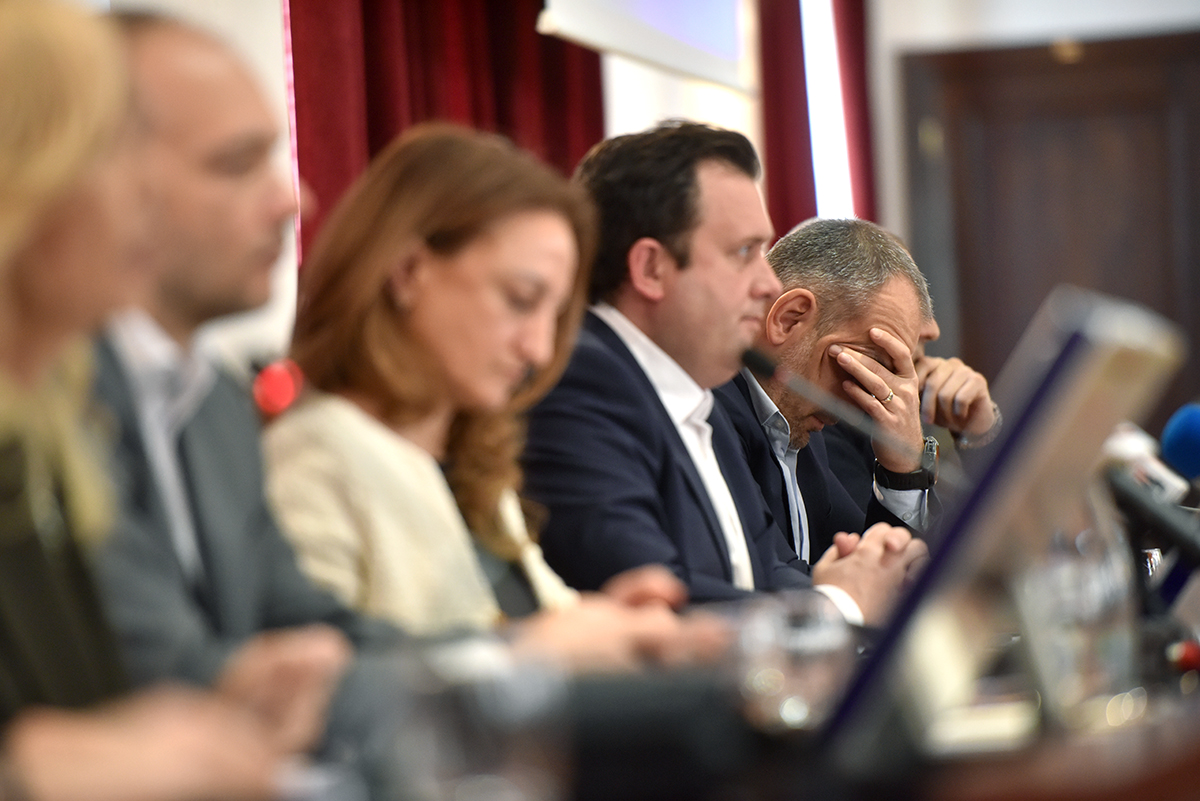 Lături, ironii ieftine, scenete, ochi dați peste cap: prima întâlnire în care politicienii locali au vrut să lucreze cot la cot pentru sibieni s-a transformat într-un bâlci