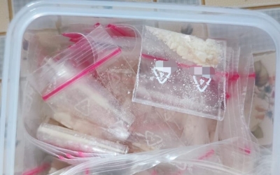 Sibian reținut pentru trafic de droguri de mare risc, în formă continuată. Trei ani ani a vândut în Sibiu, cu 120 de lei plicul, sau a trimis în țară, prin curier