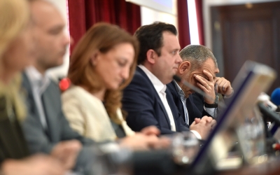 Lături, ironii ieftine, scenete, ochi dați peste cap: prima întâlnire în care politicienii locali au vrut să lucreze cot la cot pentru sibieni s-a transformat într-un bâlci