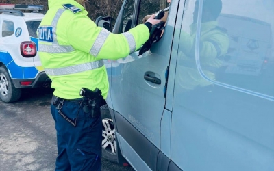 Polițiștii sibieni au dat amenzi de peste 111.000 de lei șoferilor care transportau marfă și persoane. Depășire vitezei, neutilizarea centurii de siguranță și lipsa documentelor, printre nereguli