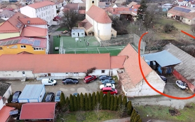 Vopsitorie auto fără autorizație într-un grajd de lângă școala din centrul Șelimbărului. Autoritățile nu o văd, deși e pe terenul Primăriei. „Noi nu vopsim aici”