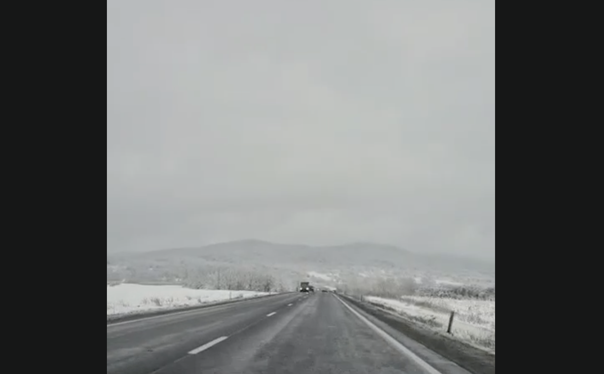 Poliția Sibiu: Se circulă în condiții de iarnă, în județ. Adaptați viteza, măriți distanța între mașini și evitați manevrele bruște