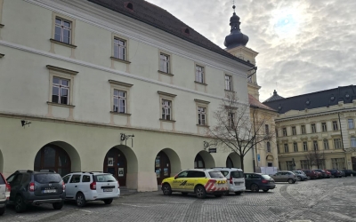 Știrea cititorului: Piața Mică s-a umplut iar de mașini. Reacția Primăriei: Sunt 29 de abonamente emise pentru 13 locuri de parcare