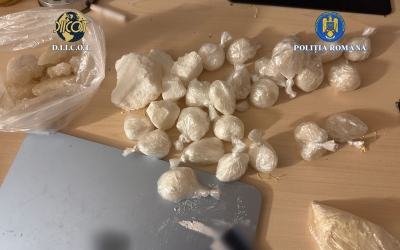 VIDEO. Două persoane au fost reținute pentru trafic de droguri. Produse psihoactive, îngropate sau ascunse în municipiul Sibiu și împrejurimi