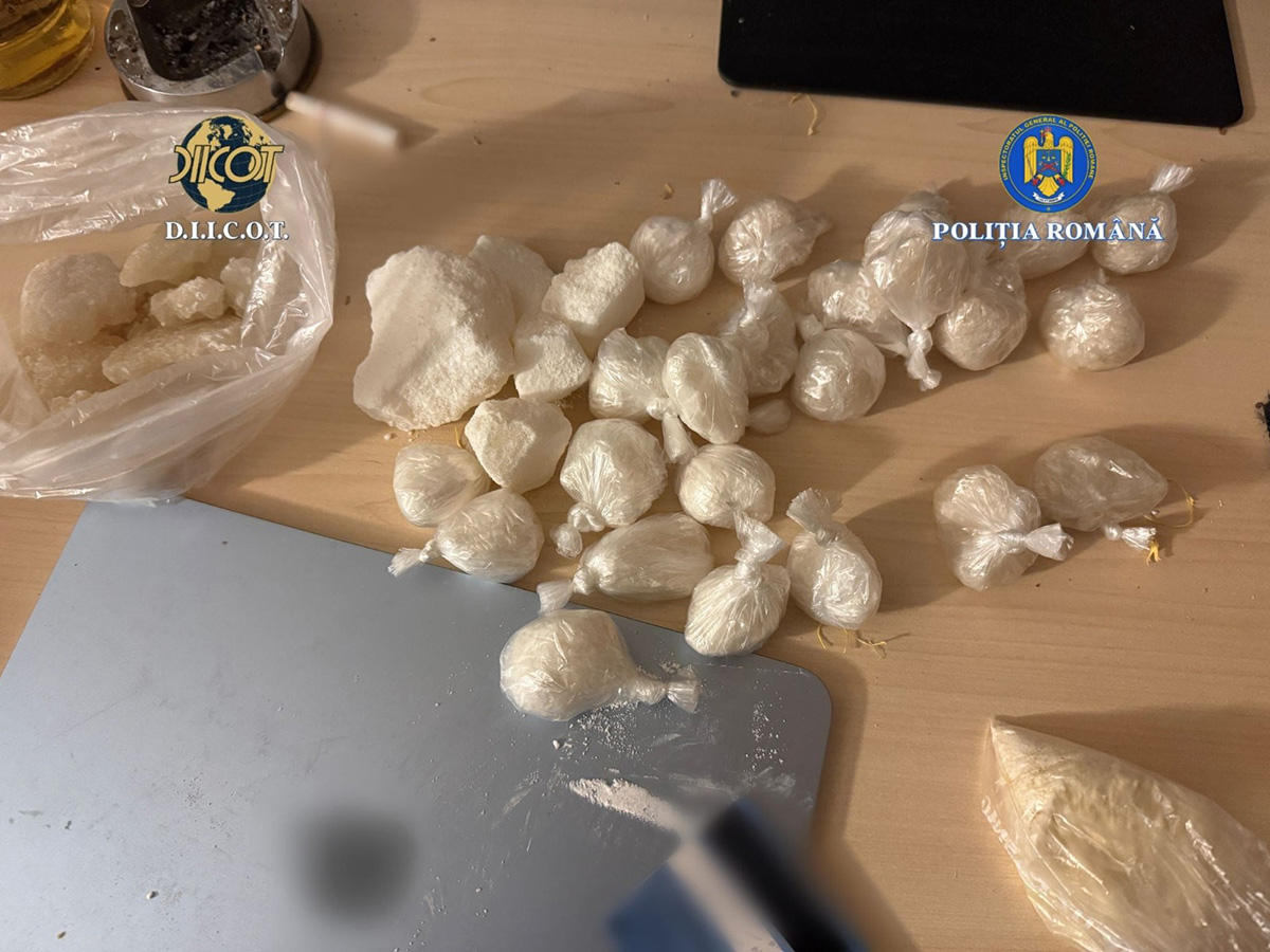 VIDEO. Două persoane au fost reținute pentru trafic de droguri. Produse psihoactive, îngropate sau ascunse în municipiul Sibiu și împrejurimi