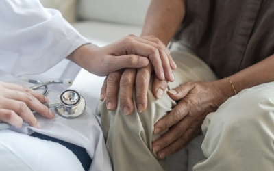 Cum îi ajută terapia integrată din clinică pe pacienții cu Parkinson să își recapete controlul