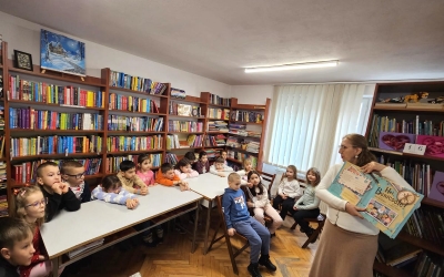 Elevii din clasa pregătitoare C de la „Nicolae Iorga” au marcat Săptămâna Lecturii și printr-o vizită la Biblioteca Astra, Filiala Hipodrom