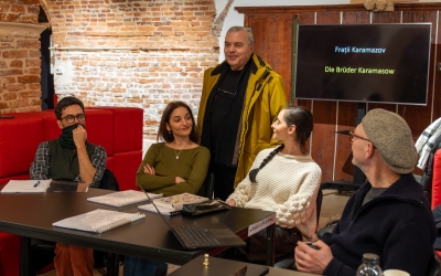 Regizorul belgian Luk Perceval montează „Frații Karamazov” la Sibiu. Constantin Chiriac anunța anul trecut „o coproducție importantă pentru România, pentru Europa și pentru întreaga lume”