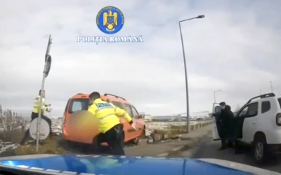 VIDEO. Urmărire în traficul din Sibiu. O mașină furată anul trecut a fost depistată de polițiști, care au imobilizat șoferul fără carnet și trei pasageri