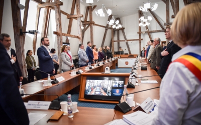 Proprietarii hotelului Ramada și un consilier local AUR contestă majorarea impozitelor locale. Conducerea Primăriei propune respingerea plângerilor prealabile