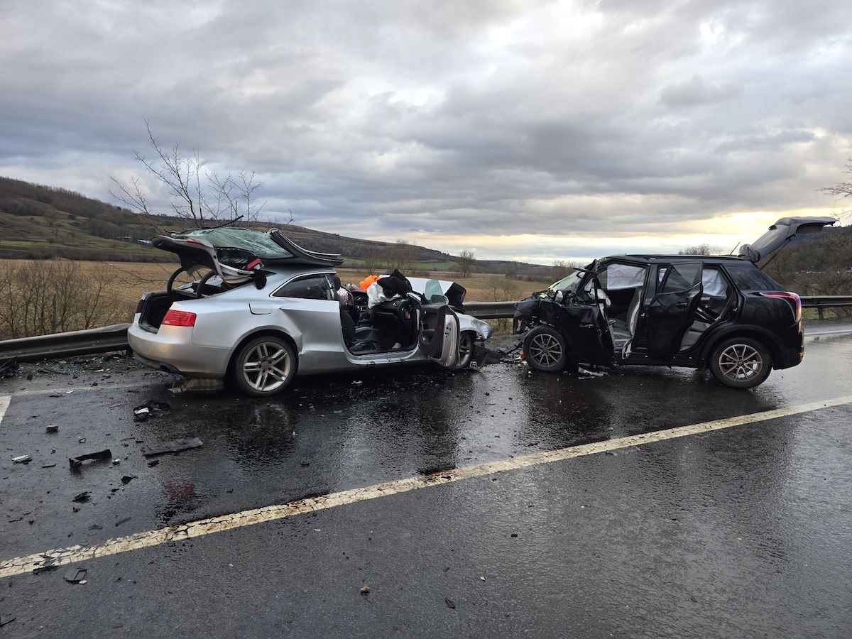 FOTO / VIDEO Au murit cei doi șoferi implicați în accidentul grav pe DN14. Fata de 15 ani a ajuns la spital în stare gravă. Actualizare