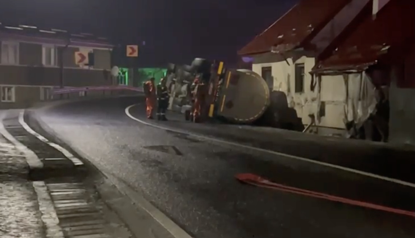 Actualizare Cisternă cu gaz, răsturnată la Scoreiu. Circulația pe DN1 a fost întreruptă până la ora 6.30 dimineața. 20 de persoane au fost evacuate. Șoferul a luat peste 3.000 de lei amendă