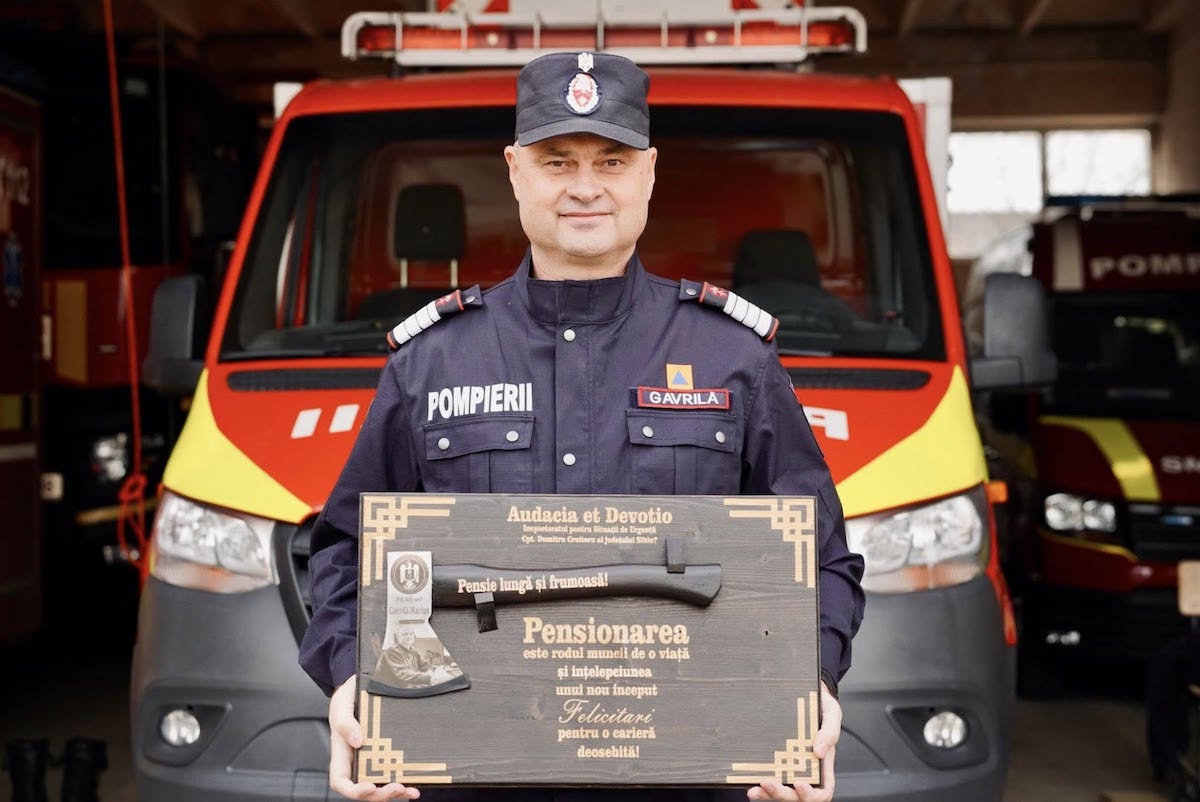 Plutonier adjutant șef Marius Gavrilă, dispecer Ia ISU Sibiu, s-a pensionat după 20 de ani. „N-a fost niciodată doar un loc de muncă. A fost familie”
