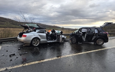FOTO / VIDEO Au murit cei doi șoferi implicați în accidentul grav pe DN14. Fata de 15 ani a ajuns la spital în stare gravă. Actualizare
