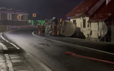 Actualizare Cisternă cu gaz, răsturnată la Scoreiu. Circulația pe DN1 a fost întreruptă până la ora 6.30 dimineața. 20 de persoane au fost evacuate. Șoferul a luat peste 3.000 de lei amendă