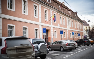 Doi copii de 7 și 10 ani, agresați de o adolescentă într-o casă de tip familial din Cisnădie. DGASPC a declanșat anchetă internă, iar polițiștii au deschis dosar penal